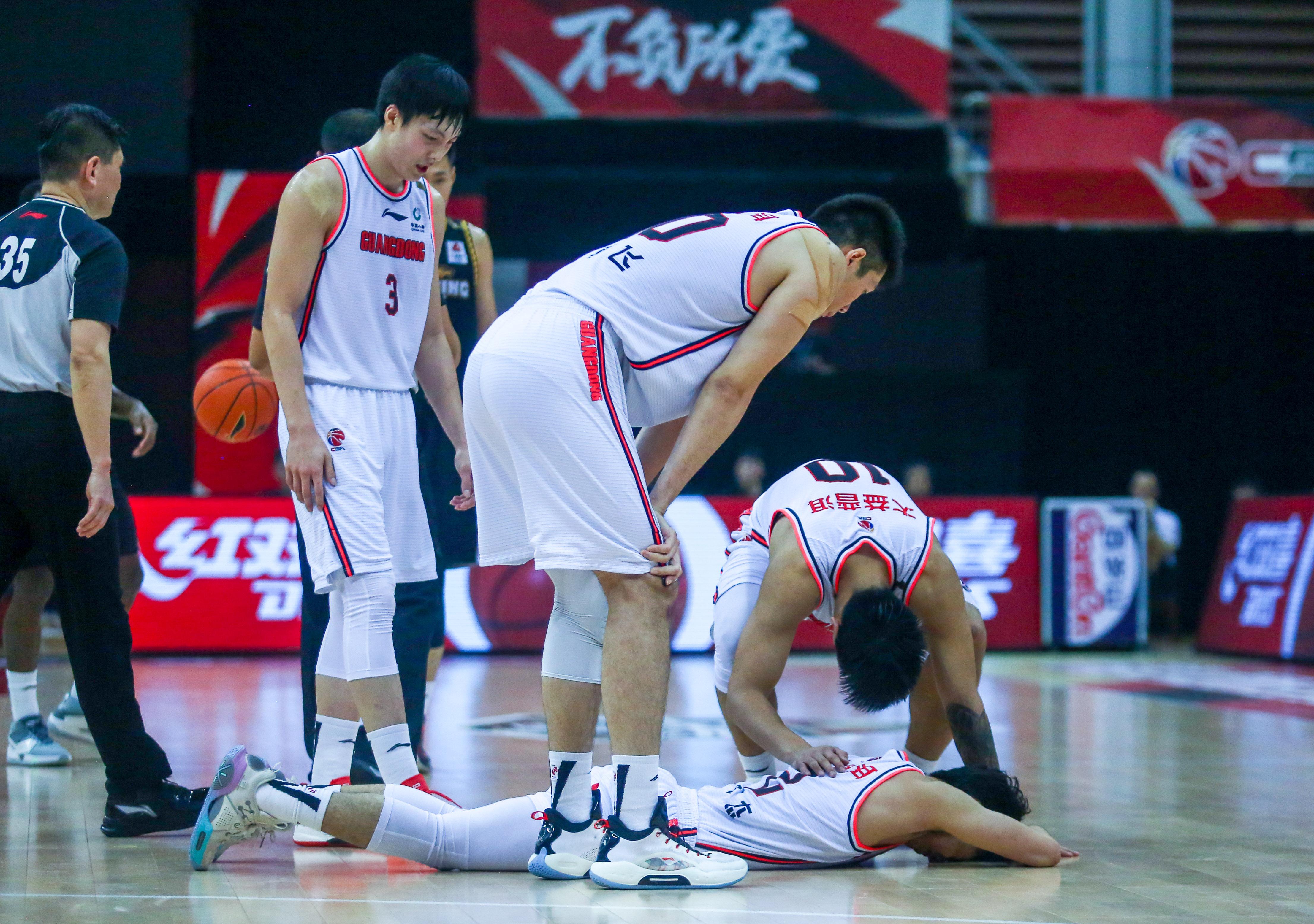 包含赛地聚焦：足总杯冲刺阶段热度飙升，浙江队临场应变，压力陡增，阵容厚度经受考验的词条中欧体育娱乐在线登入